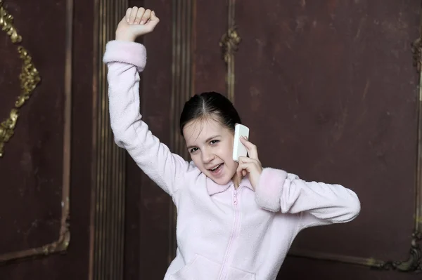 Счастливая девушка с телефоном — стоковое фото