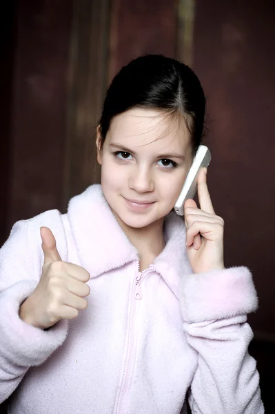 Счастливая девушка с телефоном — стоковое фото