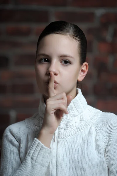 Ella sostiene un dedo en su boca —  Fotos de Stock
