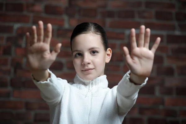 Menina mostrando suas mãos — Fotografia de Stock