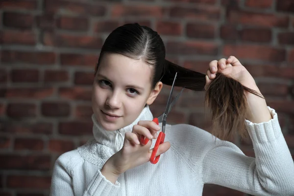 L'image d'une fille qui se coupe les cheveux — Photo