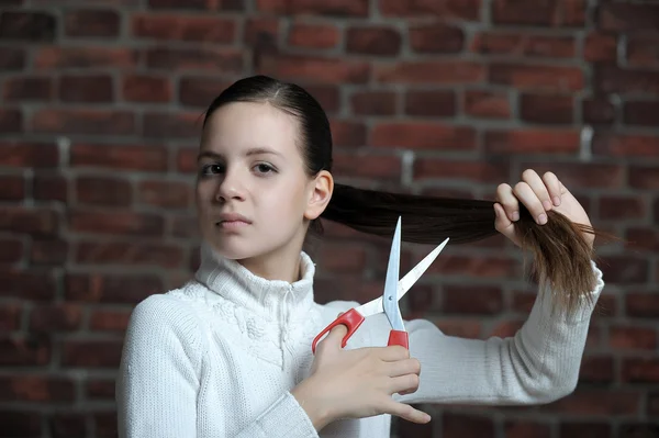 Образ дівчини, яка стриже волосся — стокове фото