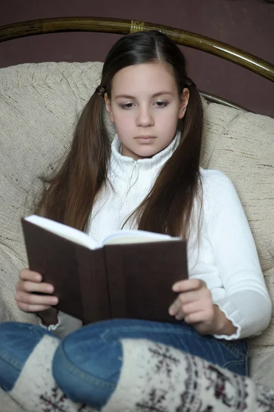 십 대 소녀는 책을 읽으십시오 — 스톡 사진