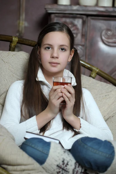 Egy csésze tea lány portréja — Stock Fotó
