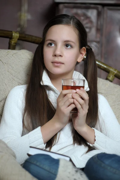Portrét dívky s šálkem čaje — Stock fotografie