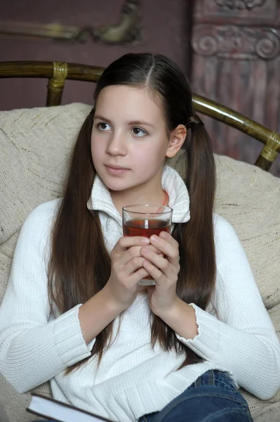 Portrét dívky s šálkem čaje — Stock fotografie