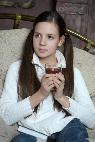 Retrato de niña con una taza de té — Foto de Stock