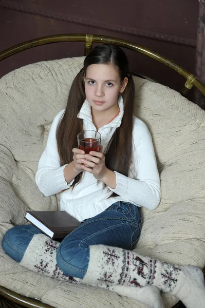 Porträtt av flicka med en kopp te — Stockfoto