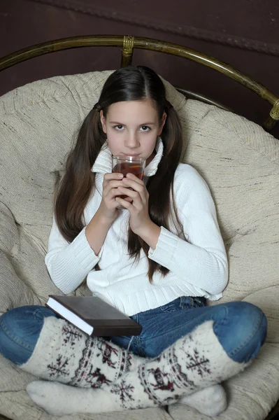 Retrato de menina com uma xícara de chá — Fotografia de Stock