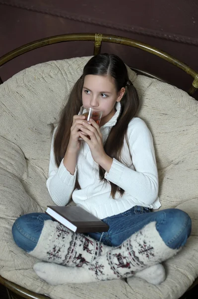 Портрет дівчини з чашкою чаю — стокове фото