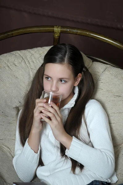 Πορτραίτο κοριτσιού με το ένα φλιτζάνι τσάι — Φωτογραφία Αρχείου