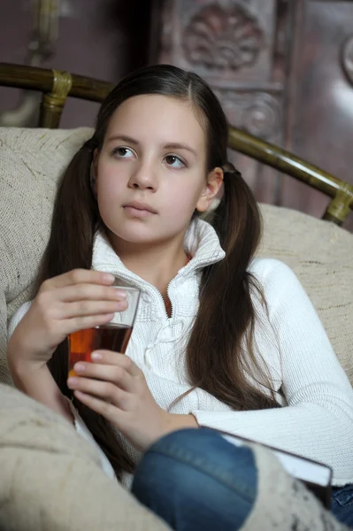Porträtt av flicka med en kopp te — Stockfoto