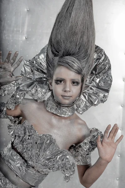 Κορίτσι σε ασήμι και φύλλο αλουμινίου — Φωτογραφία Αρχείου