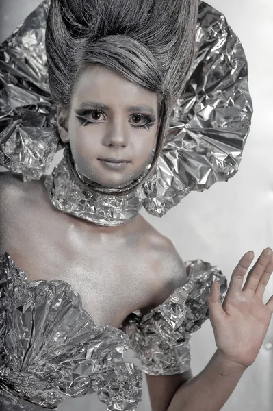Dívka v silver a fólie — Stock fotografie