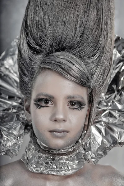 Menina em prata e papel alumínio — Fotografia de Stock