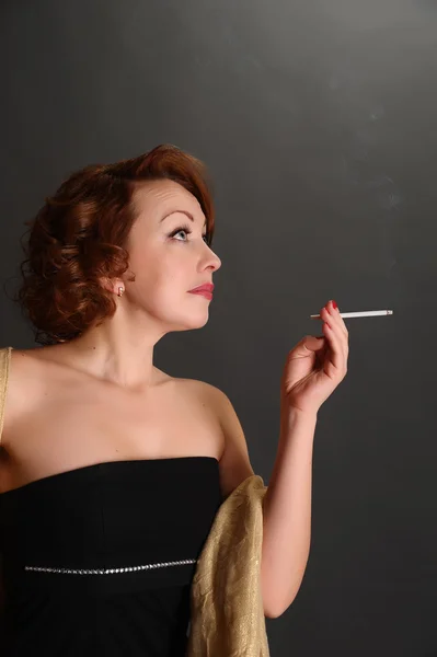 Mulher fuma um cigarro — Fotografia de Stock