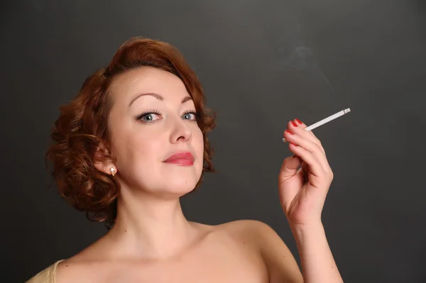 Kobieta pali papierosa — Zdjęcie stockowe