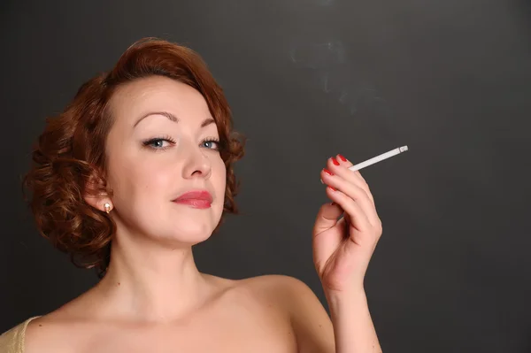 Woman smokes a cigarette — Stock Photo, Image