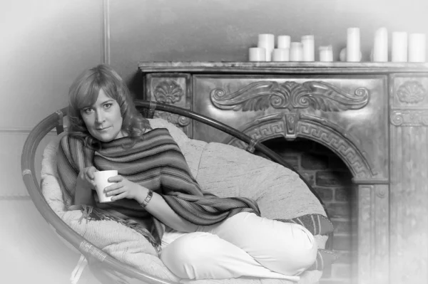 차 한잔과 함께 매력적인 여자 — 스톡 사진