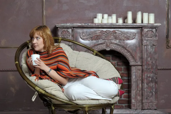 Una mujer atractiva con una taza de té — Foto de Stock