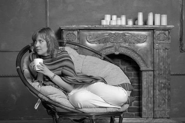 Atrakcyjna kobieta z filiżanką herbaty — Zdjęcie stockowe