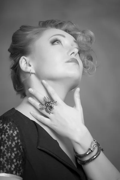 Kobieta biżuterię retro — Zdjęcie stockowe
