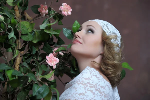 Retrô retrato de mulher bonita com rosas — Fotografia de Stock