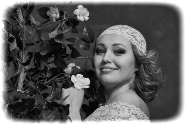 Retro portret ładna kobieta z różami — Zdjęcie stockowe
