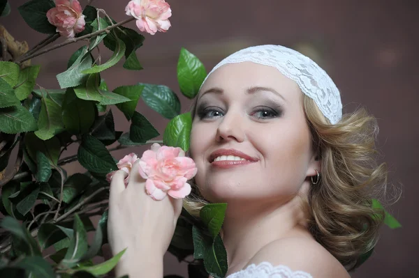 Retro portret van mooie vrouw met rozen — Stockfoto
