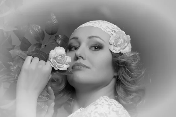 Retro portrait of Pretty woman with roses — Stock Photo, Image
