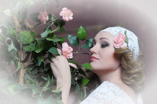 Retro retrato de Mujer bonita con rosas —  Fotos de Stock