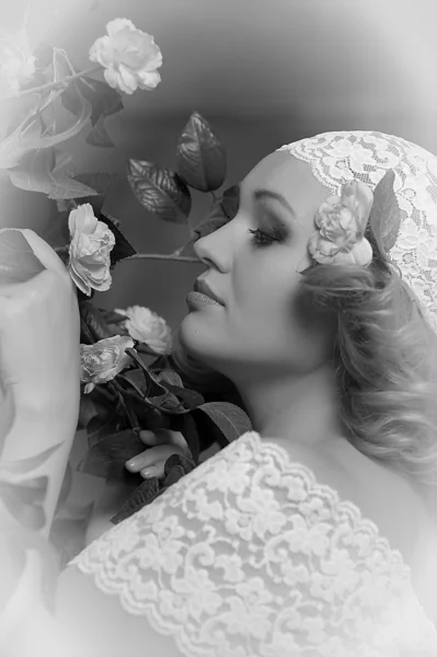 Retro portréja a rózsa szép nő — Stock Fotó