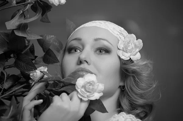 Ретро портрет красивої жінки з трояндами — стокове фото