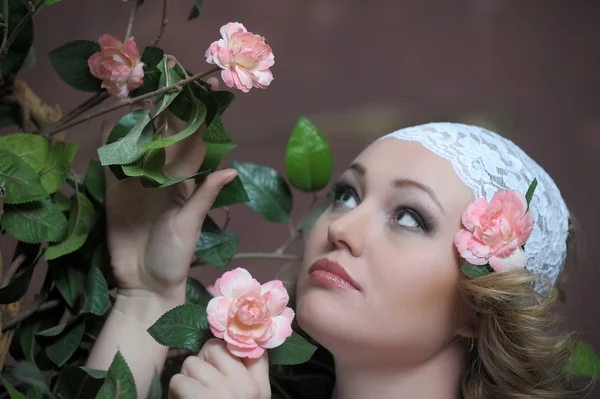Retrô retrato de mulher bonita com rosas — Fotografia de Stock