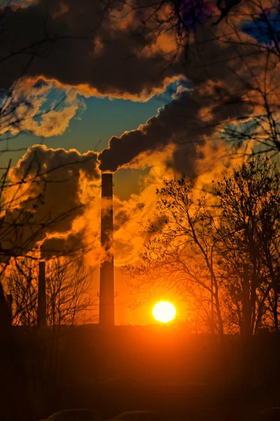 Gün batımında fabrika bacaları duman — Stok fotoğraf