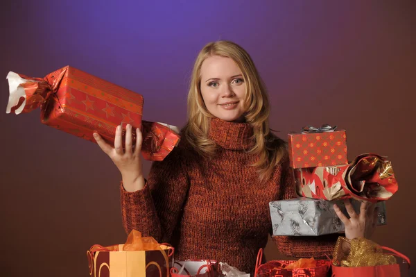 Mujer joven con un montón de caja de regalo — Foto de Stock