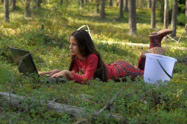 Mooi meisje met een laptop is in het bosormanda güzel bir kız ile bir dizüstü bilgisayar var — Stok fotoğraf