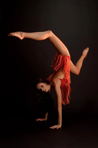 Gymnastka v červené barvě — Stock fotografie