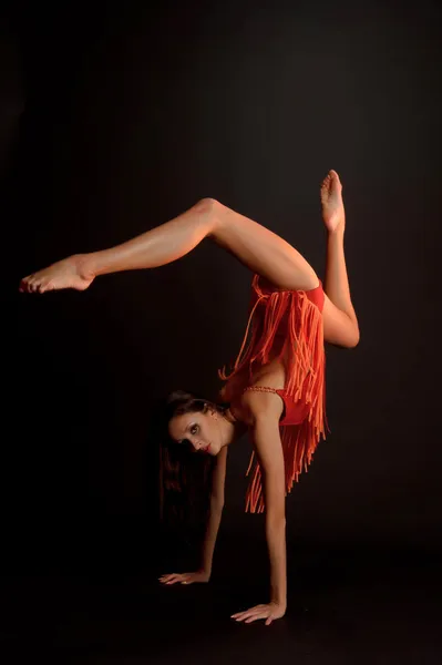 Gymnastka v červené barvě — Stock fotografie