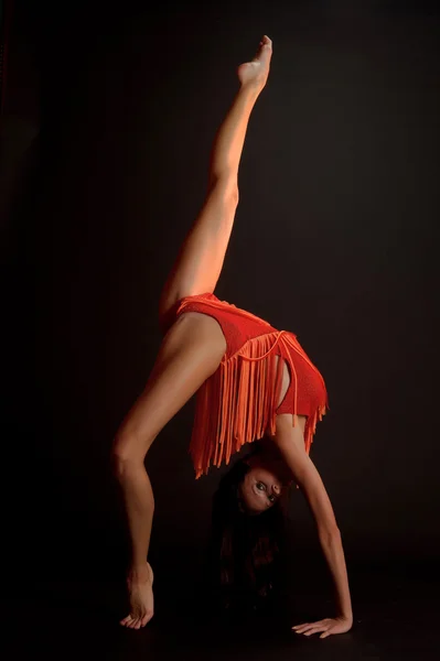 Gimnastyczka w kolorze czerwonym — Zdjęcie stockowe