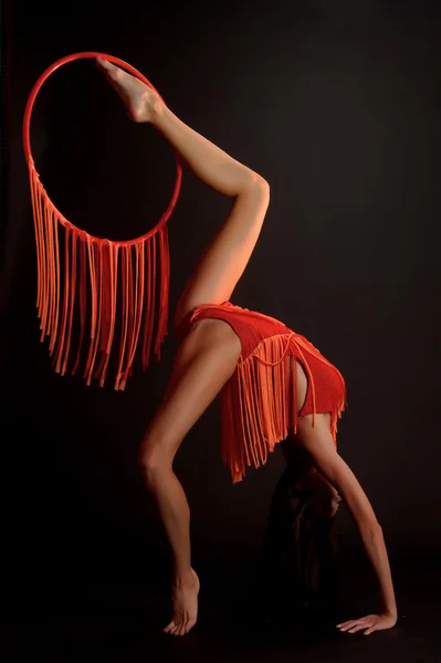 La gimnasta con un aro — Foto de Stock