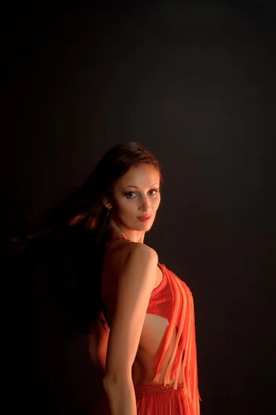 Vacker mörkhårig kvinna i en röd klänning — Stockfoto