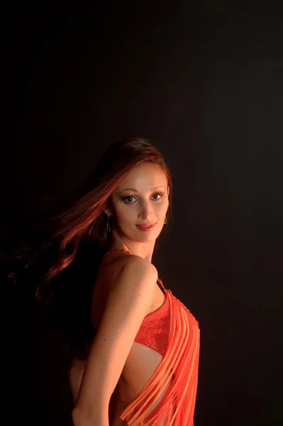Belle femme aux cheveux bruns en robe rouge — Photo