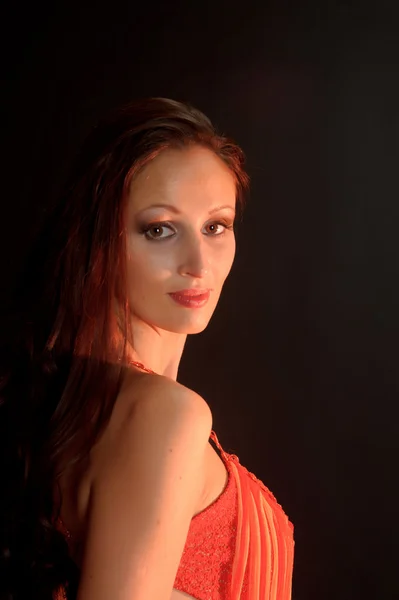 Bella donna dai capelli scuri in un vestito rosso — Foto Stock