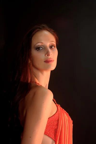 Piękna ciemnowłosa kobieta w czerwonej sukience — Zdjęcie stockowe