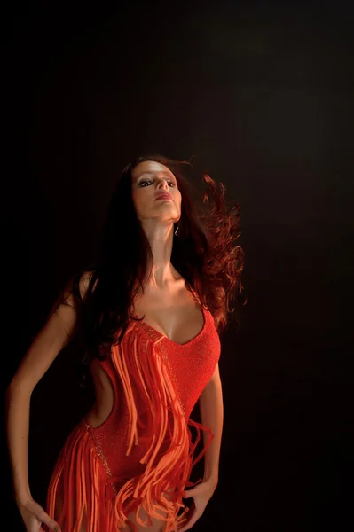 赤いドレスを着た美しい暗い髪の女性 — ストック写真