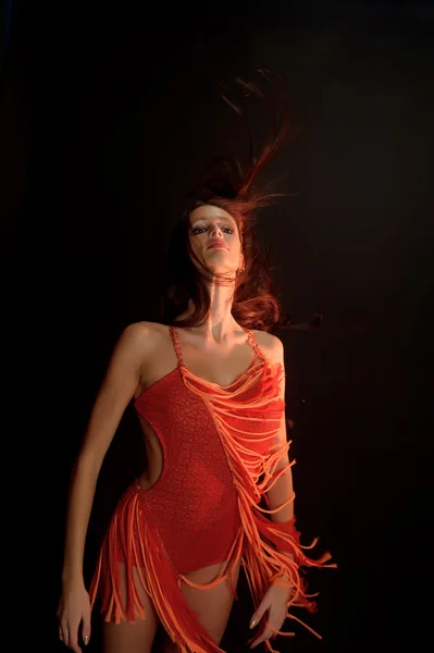 赤いドレスを着た美しい暗い髪の女性 — ストック写真