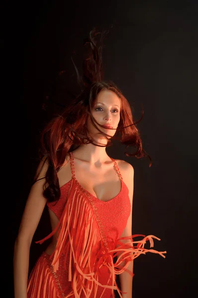 Gyönyörű sötét hajú nő, egy piros ruhás — Stock Fotó