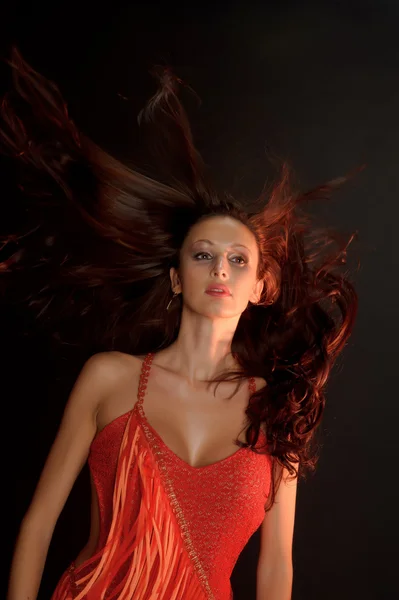 Hermosa mujer de pelo oscuro en un vestido rojo — Foto de Stock
