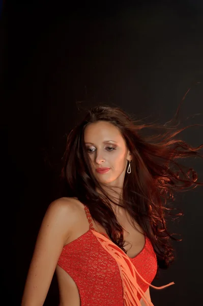 Hermosa mujer de pelo oscuro en un vestido rojo — Foto de Stock